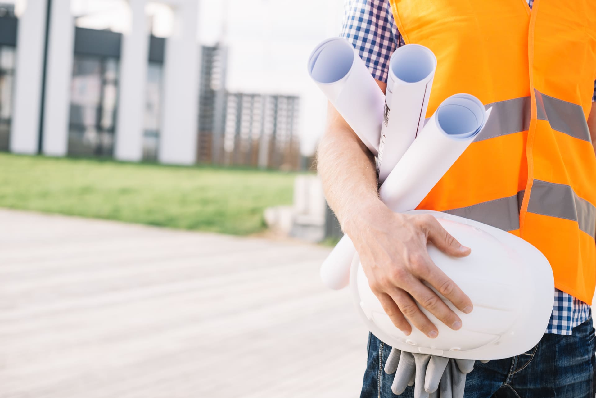 Homme avec plan construction